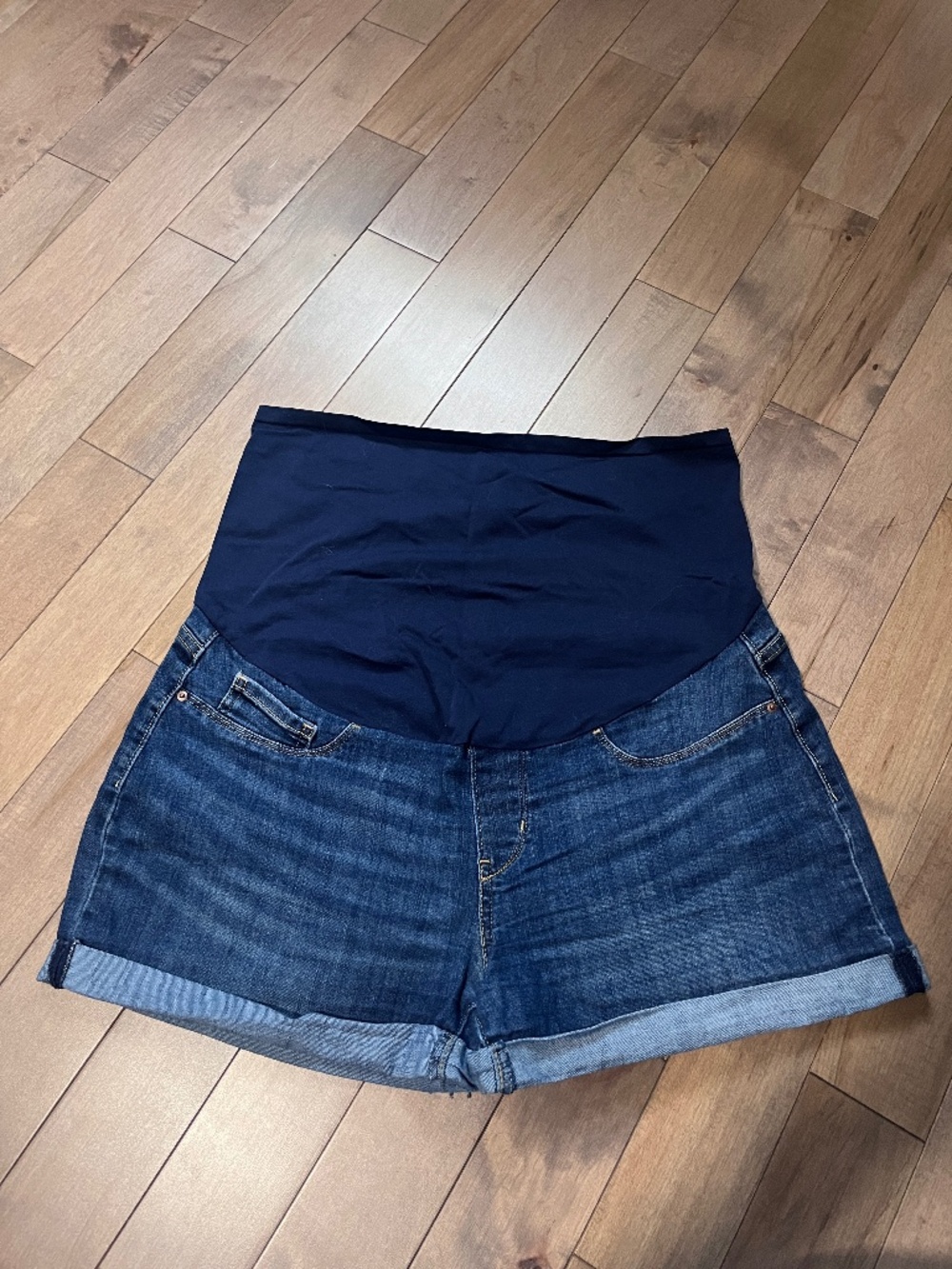 Levi's maternity jean shorts size L